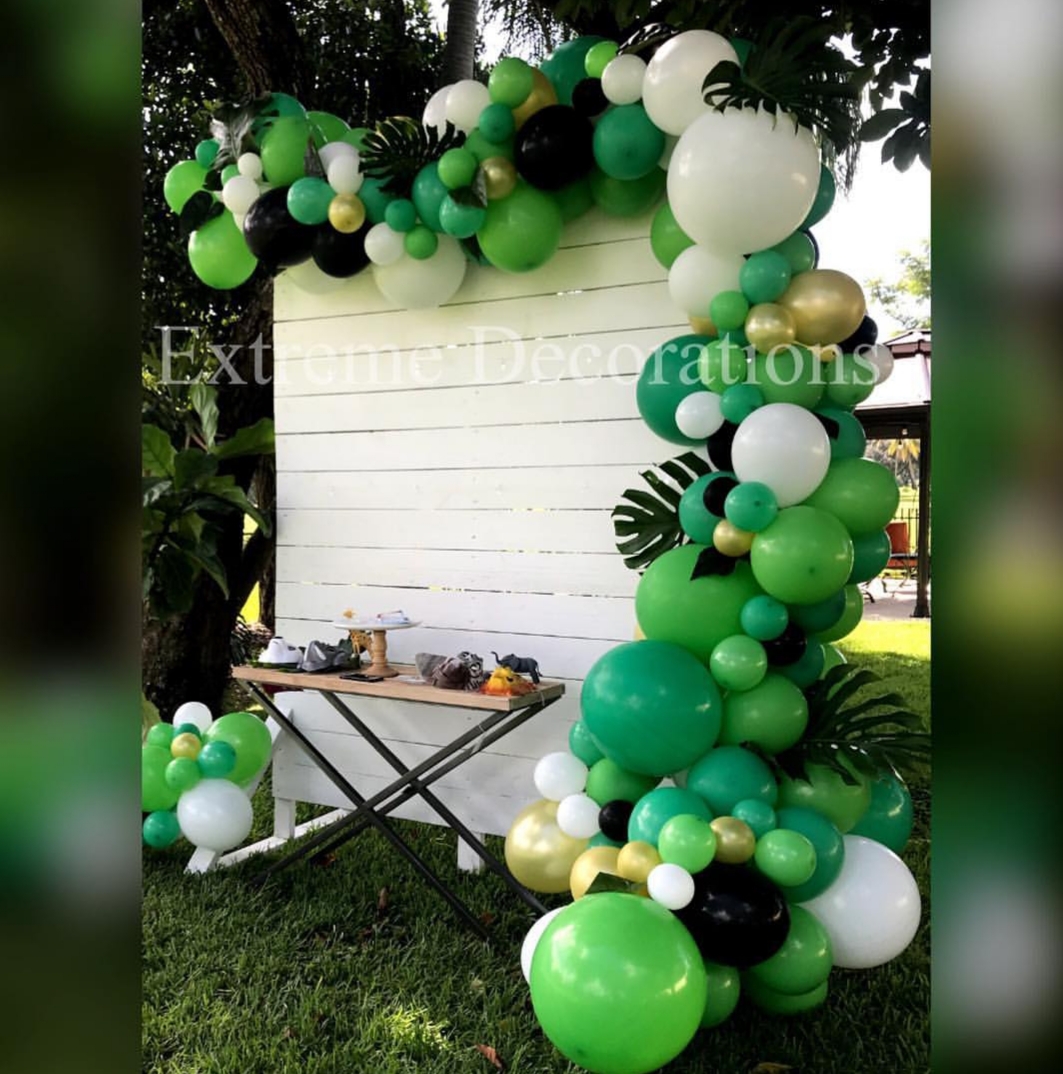 Organic balloon garland Jungle theme with leaves