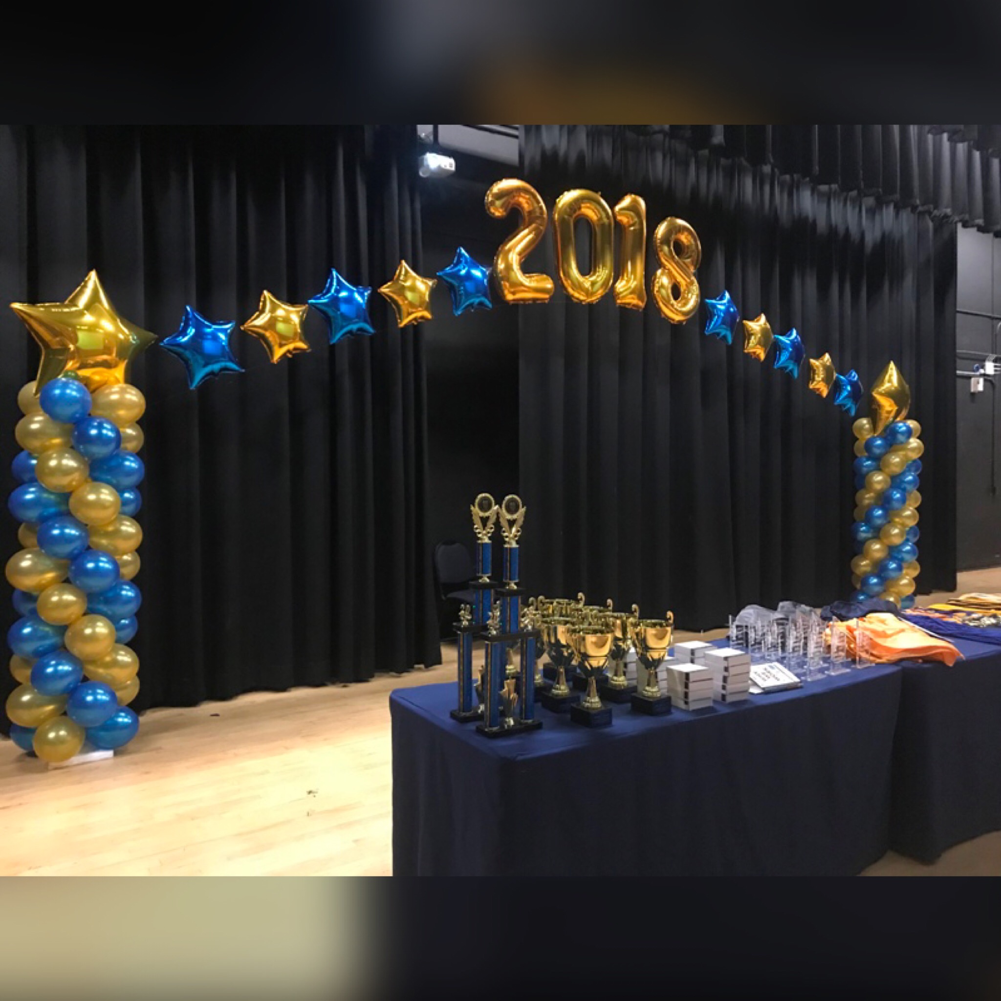 Graduation balloon arch